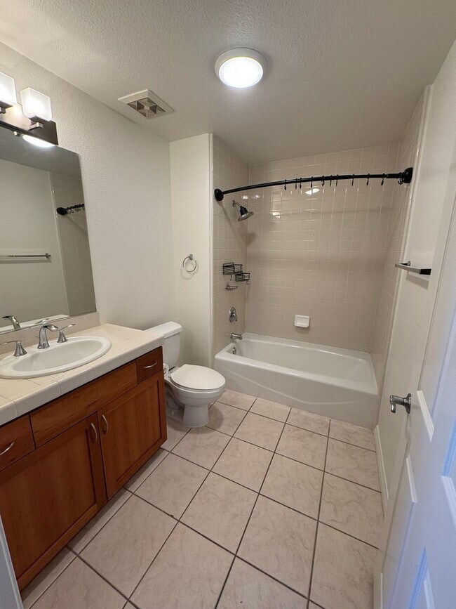 Building Photo - Amazing Downtown Unit Available For Rent!!!