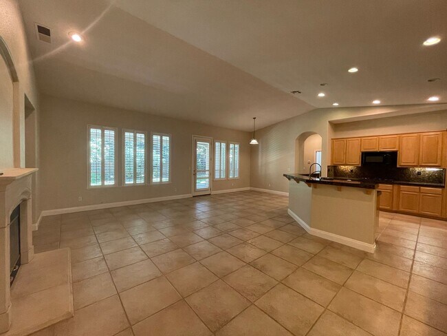Building Photo - Stunning 4-Bedroom Home in Prime Folsom Location