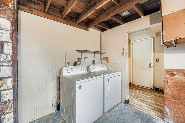 Building Photo - Charming, Recently Updated 3 Bed West Seat...