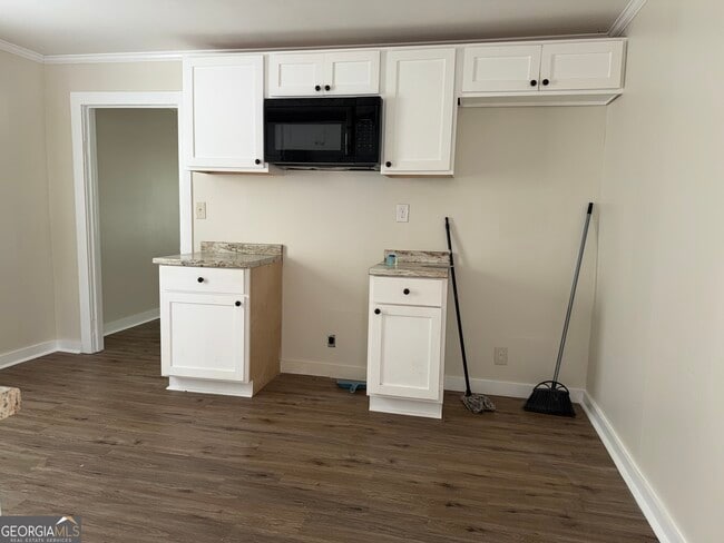 Building Photo - 1011 Walnut Ave SE