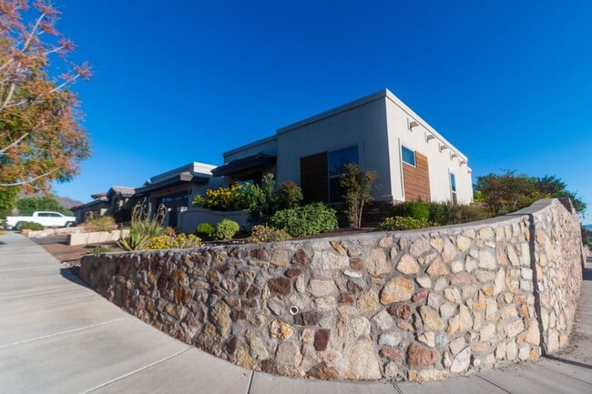 Building Photo - Stunning 4 bedroom, 2,5 bath home in West ...