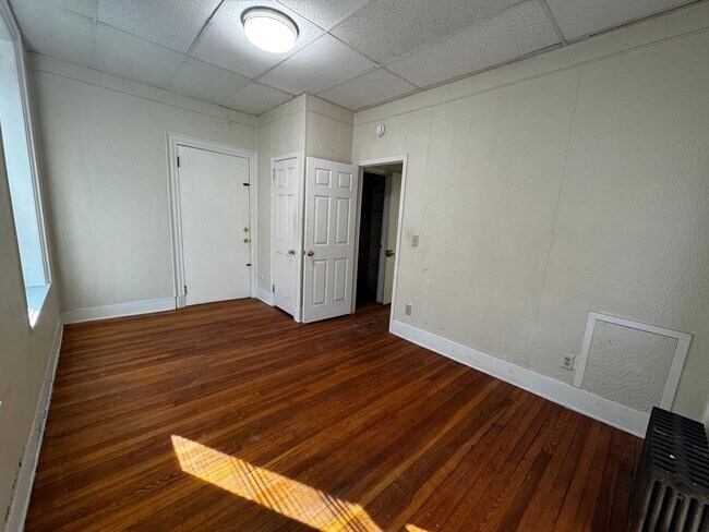 Building Photo - 10th St N 041