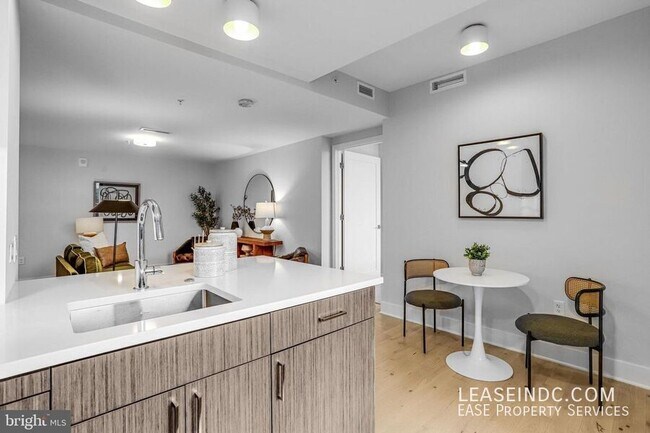 Building Photo - 1211 Van St SE