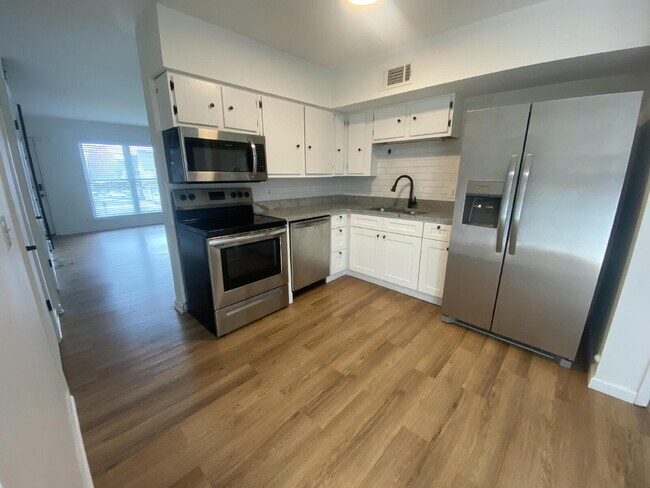 Building Photo - Charming 2 Bed, 1.5 Bath in the Heart of East Nashville