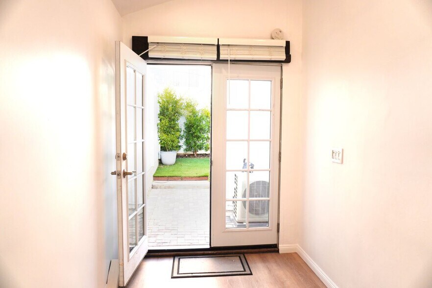 Building Photo - 1120 S Barrington Ave