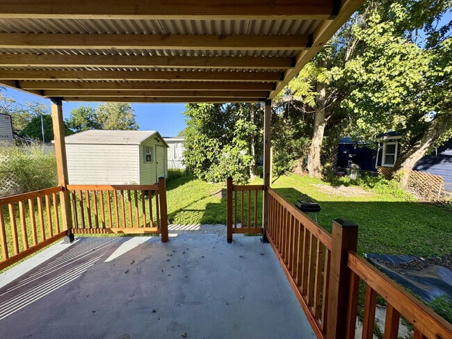 Building Photo - Fully Renovated 2BR Home Near Downtown Win...