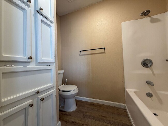 Building Photo - South Side Two Story Townhome!!
