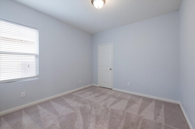 Building Photo - *MOVE IN SPECIAL ONE MONTH FREE*