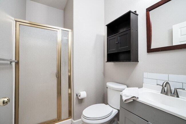 Building Photo - Perfect 6/3 Clovis Home for Large Family!