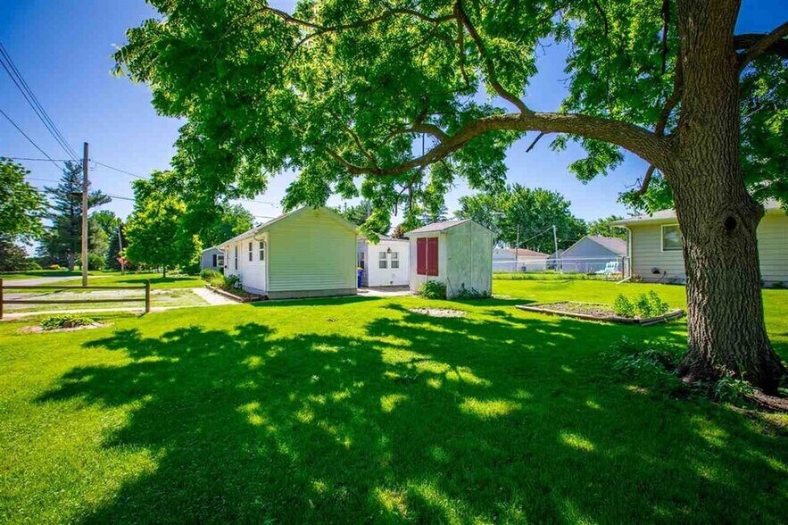 Building Photo - 705 E 10th St