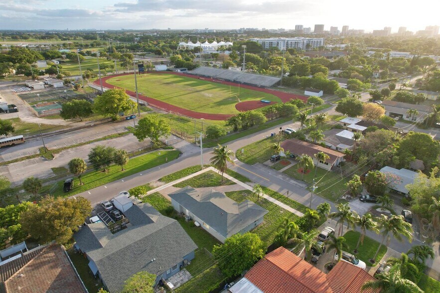 Building Photo - 231 NE 16th Ave