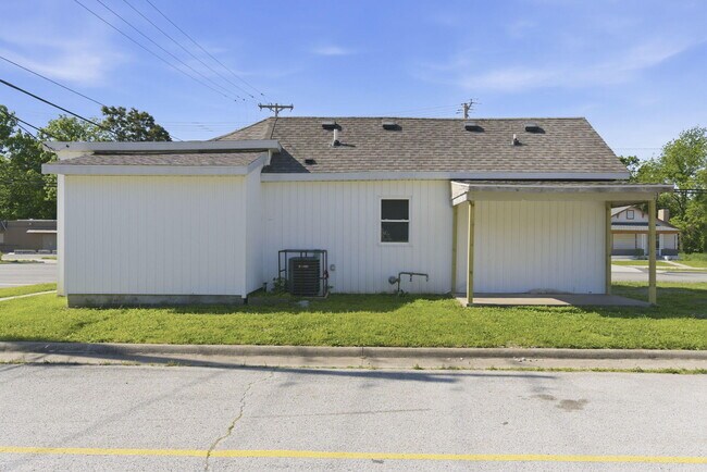 Building Photo - 1339 E Division St