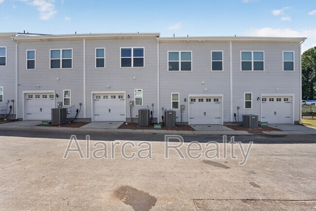 Building Photo - 2962 Sloan Dr