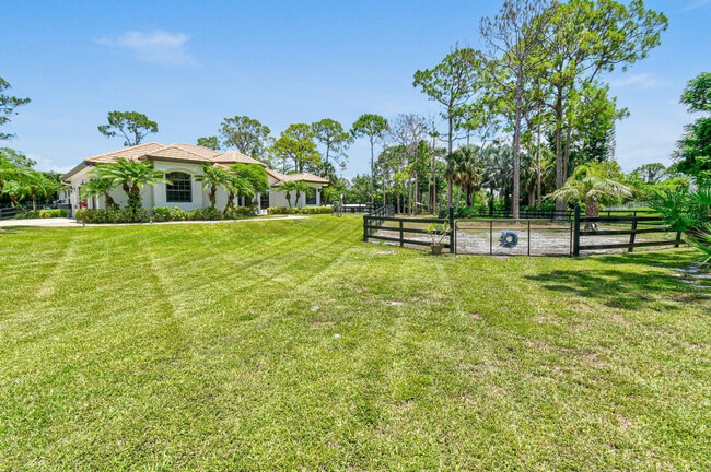 Building Photo - 3251 SW Holly Ln