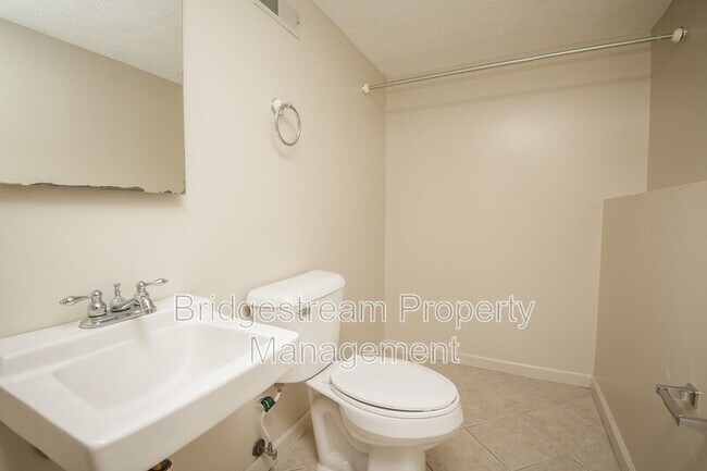 Building Photo - 2421 Bentree Ct