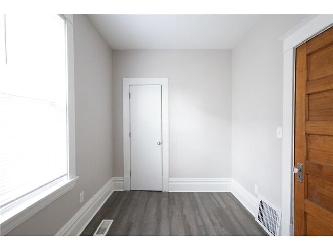 Building Photo - 810 Concordia Ave