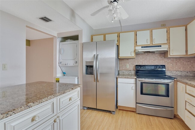 Building Photo - 1217 S Lakes End Dr