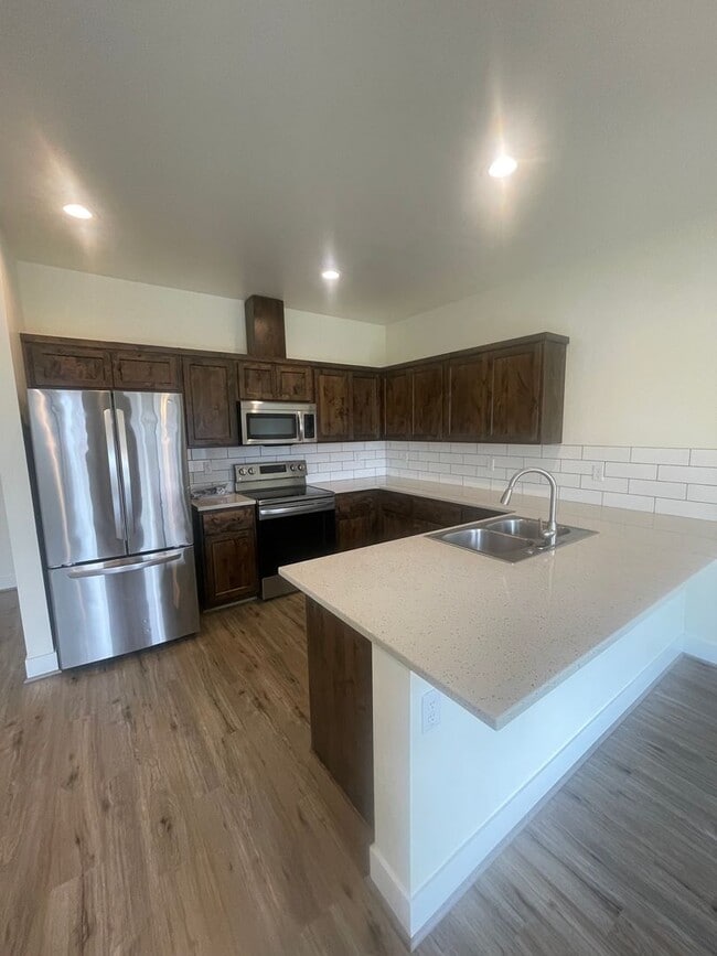 Building Photo - Stunning Modern Three Bedroom Duplex in Le...