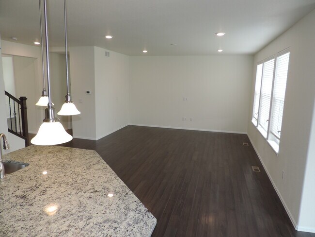Building Photo - Sierra Ridge 4 Bedroom Home (Available Imm...