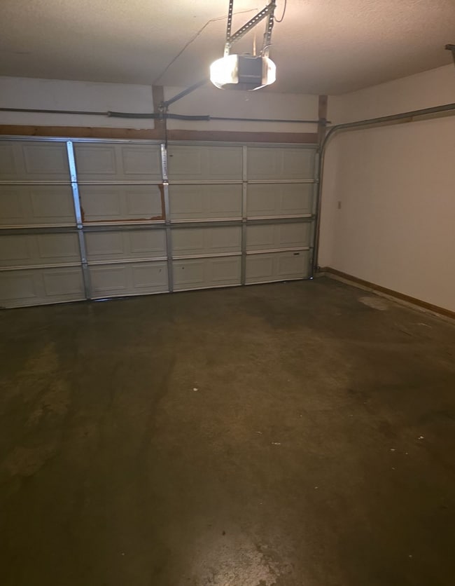 Building Photo - 3 Bed 2.5 Bath 2 Car Garage Split Duplex- Pets ok!