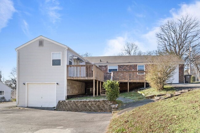 Building Photo - Updated 3bd/2bth home with Remodeled Master Suite & Prime Location!