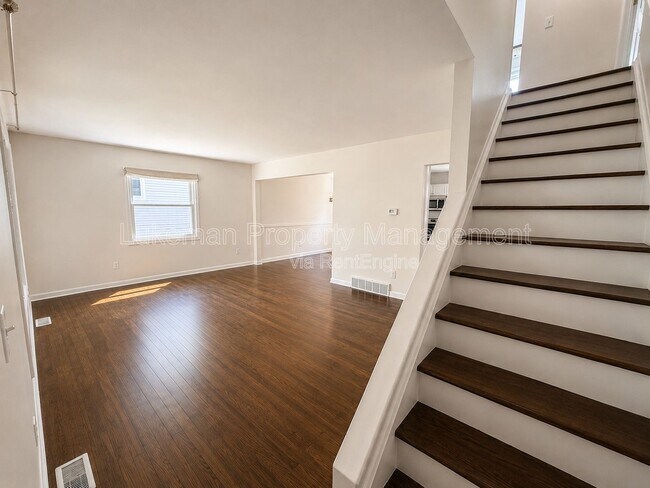 Building Photo - 6318 Avon St
