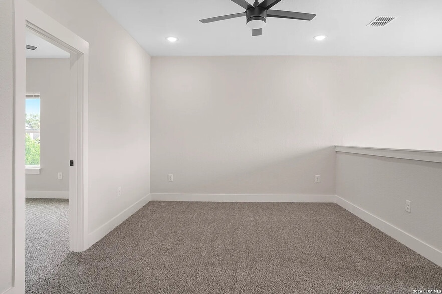 Building Photo - Room in House on Pharaoh Run