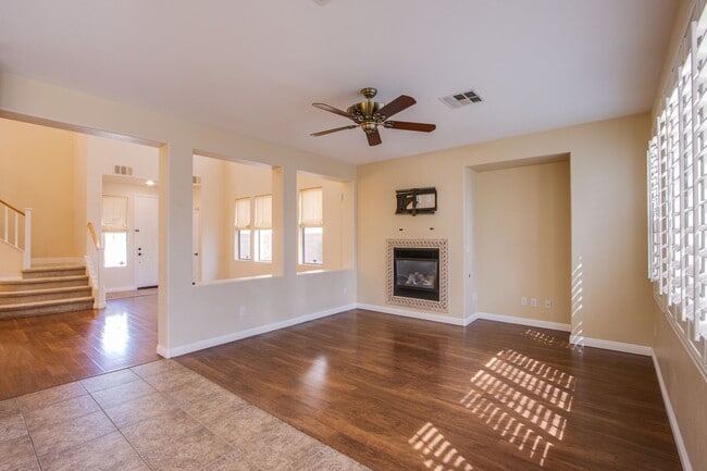 Building Photo - Beautiful 4 bedroom 3 bath plus loft home in the Vistas in Summerlin!