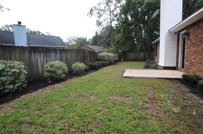 Building Photo - Charming 3 Bed 2 Bath home with ample yard...