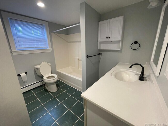 Building Photo - 324 Main St