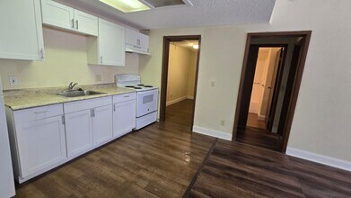 Building Photo - Fully Renovated 1/1 Available for Immediat...