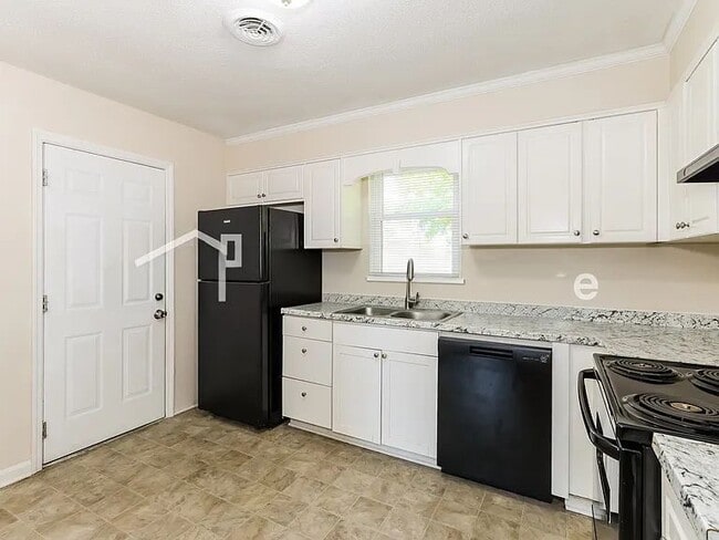 Building Photo - 255 Oak Lake Dr