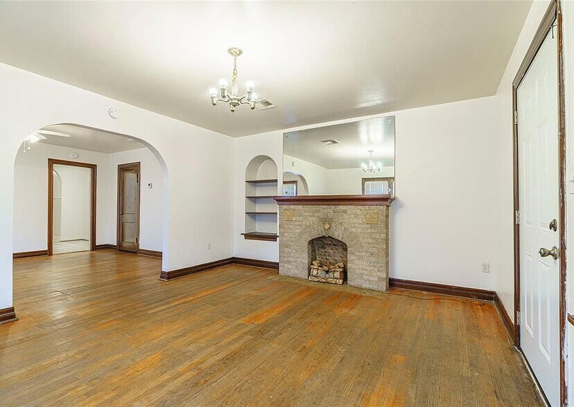 living room - 2840 NW 23rd St