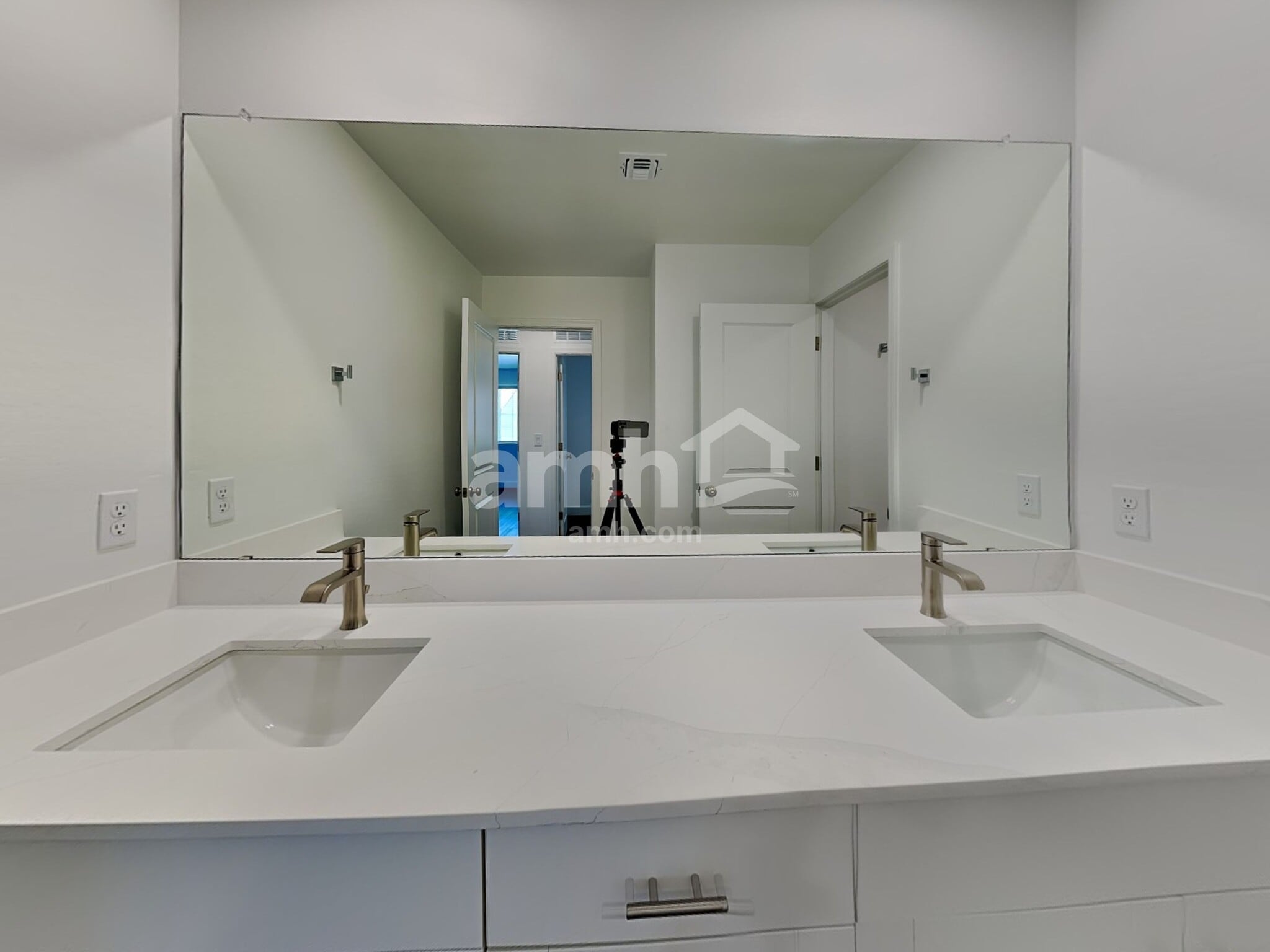 Building Photo - 17149 W Lawrence Ln