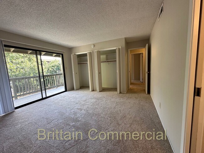 Building Photo - 6531 Lake Park Dr