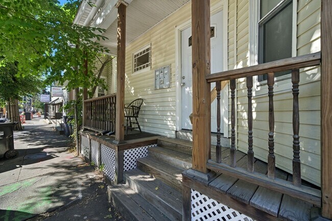 Building Photo - 281 River St