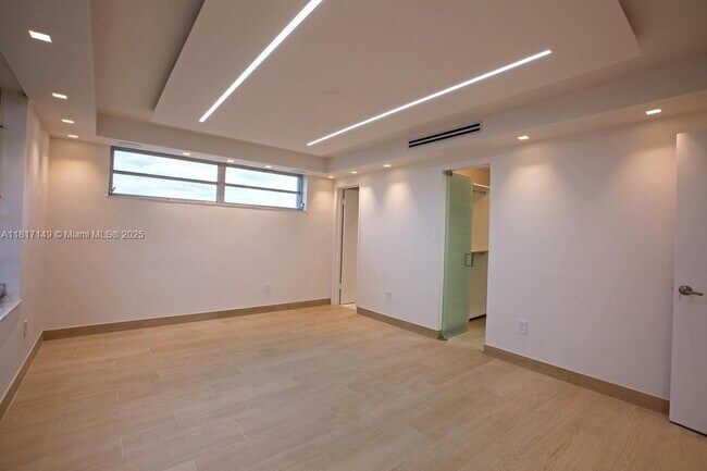 Building Photo - 1302 NE 191st St