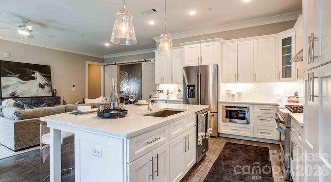 Building Photo - 2426 Vail Ave