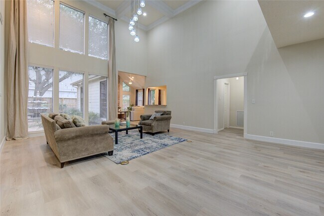 Building Photo - 714 Last Arrow Dr