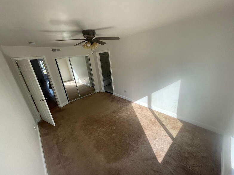 primary bedroom - 432 Russia Ave