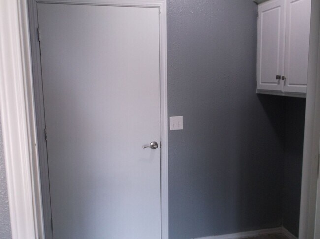 Building Photo - Nice 3 bed, 1.5 baths, 2 car garage