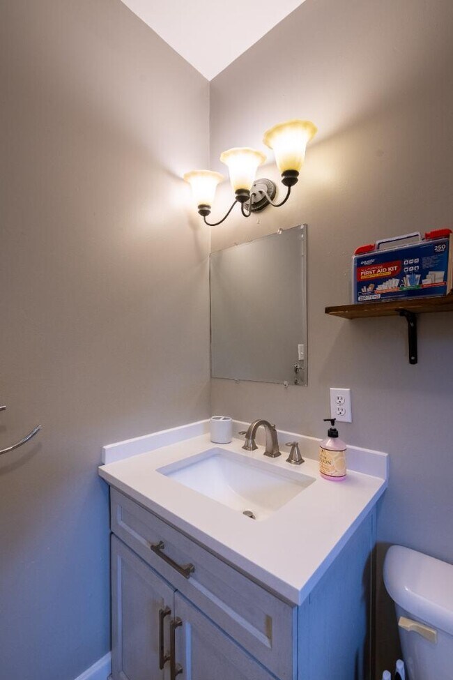 Building Photo - 902 Marquette Ave NW