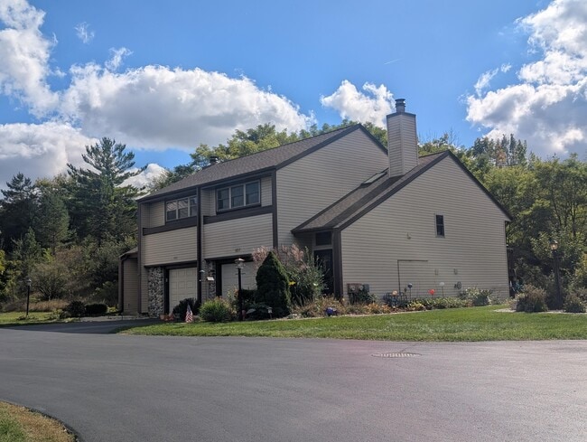 Building Photo - 607 Tamarack Dr W