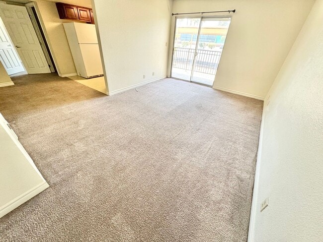 Building Photo - BEAUTIFUL 1 BEDROOM CONDO!