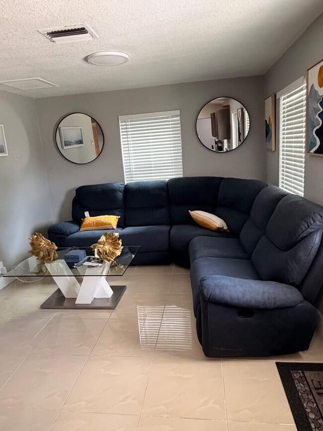 Building Photo - 1558 NW 5th Ave