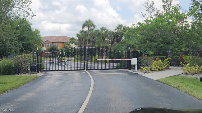 Building Photo - 8151 S Woods Cir