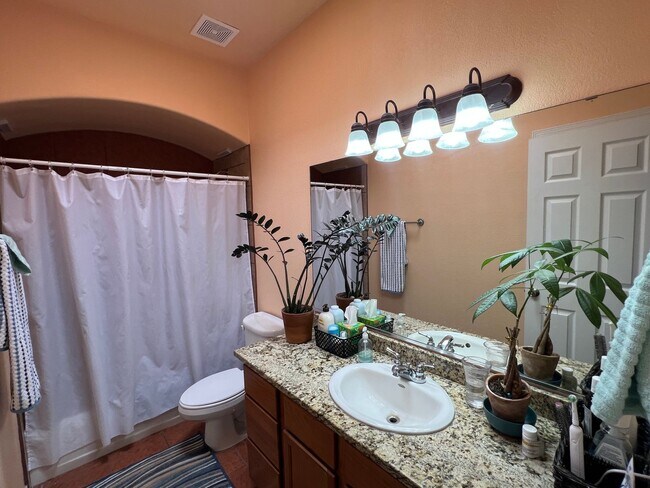 Building Photo - Exceptional Rental in Great Locale