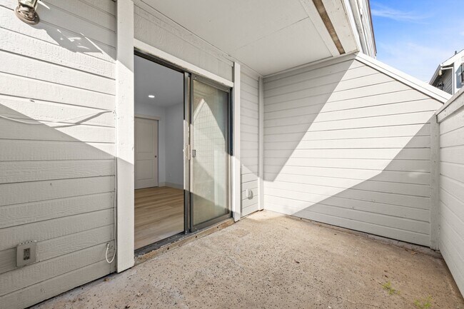 Building Photo - "Spacious 3-Bed Condo with 2 Baths in Citr...