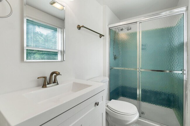 Building Photo - Fantastic 4 Bed 2.5 Bath Colonial Home Sou...