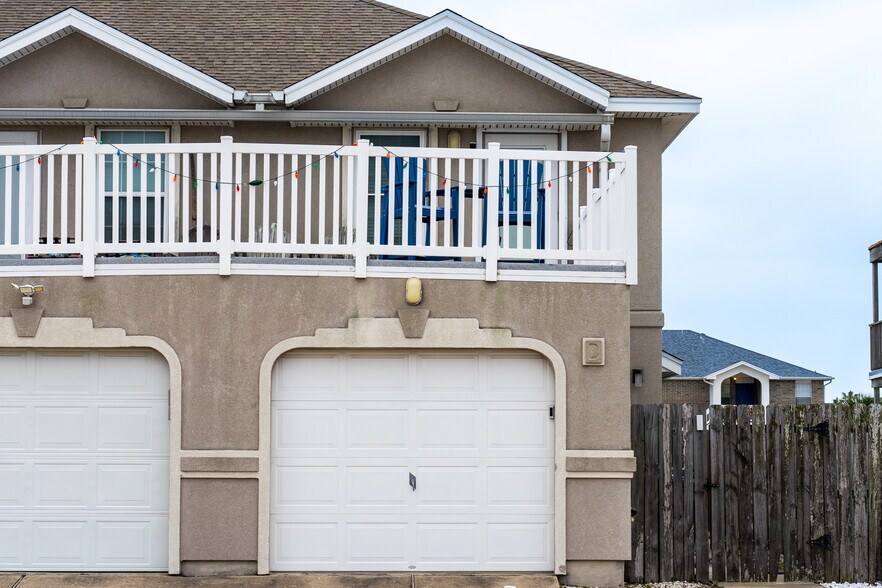 Primary Photo - 13969 Ports O Call Dr